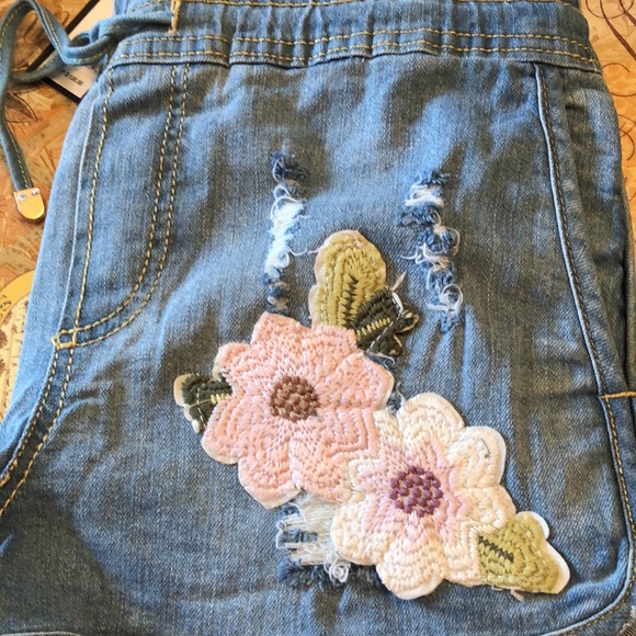 Romeo & Juliet Couture Denim Shorts. S - Picture 5 of 7